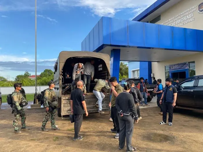 Viral “Senjata Api” di Tambang Ketapang: Aksi WNA China Bikin TNI Mundur, Ada Apa Sebenarnya? PusatFocus - Aksi WNA China