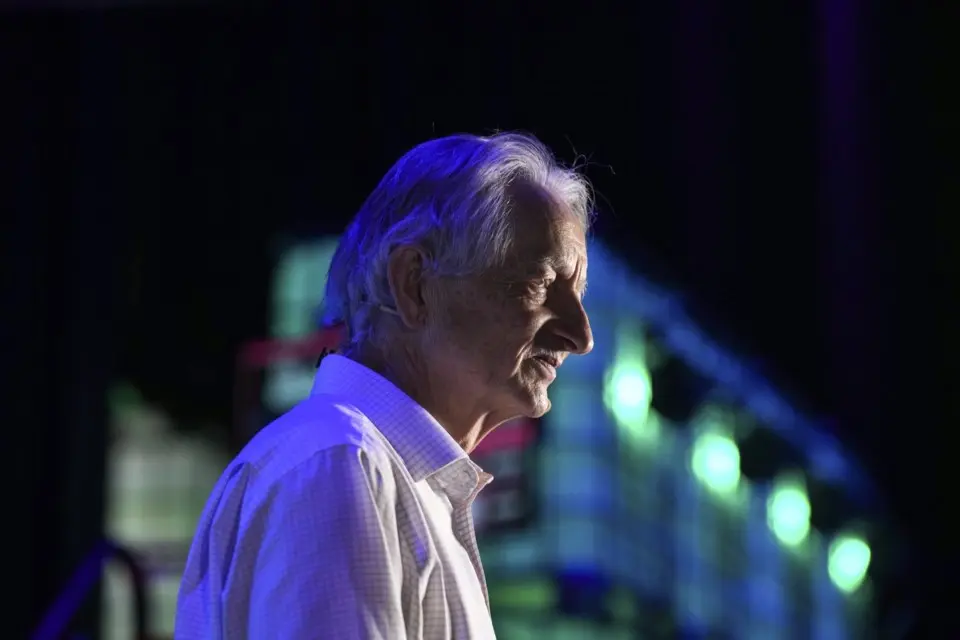 Ngeri! “Bapak AI Dunia” Buka-bukaan: Ini Fakta Mengerikan yang Mengintai Tahun 2026 PusatFocus - Bapak AI Dunia Geoffrey Hinton