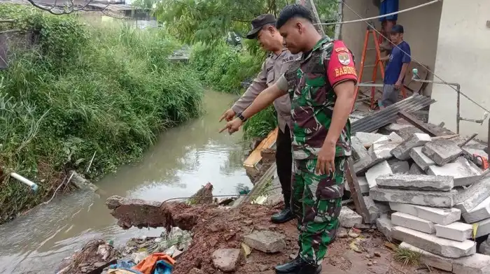 PusatFocus - Longsor Ciputat Akibat Hujan
