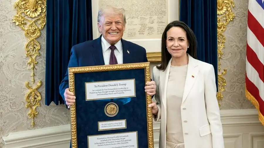 PusatFocus - Trump Senyum Lebar Dapat Piagam Nobel