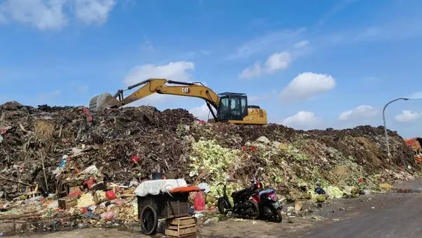 PusatFocus - Tumpukan Sampah Pasar Kramat Jati