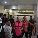 Foto Eks Dirjen Kemenkeu Memakai Rompi Tahanan Pink
