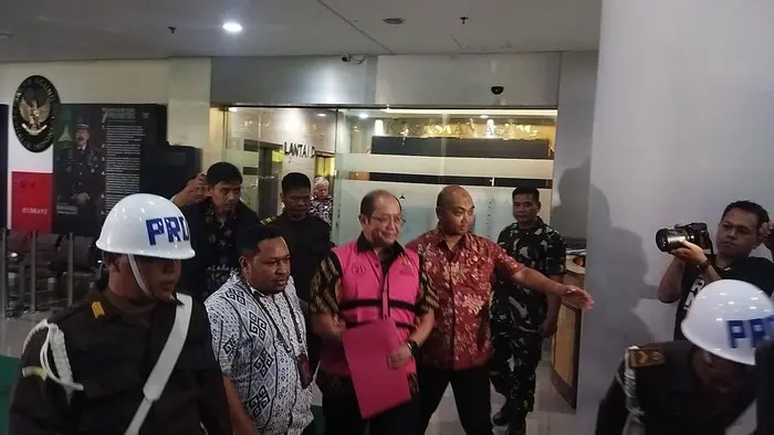 Foto Eks Dirjen Kemenkeu Memakai Rompi Tahanan Pink