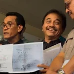Roy Suryo Cs Memamerkan Salinan Ijazah Mantan Presiden Jokowi Di Polda Metro