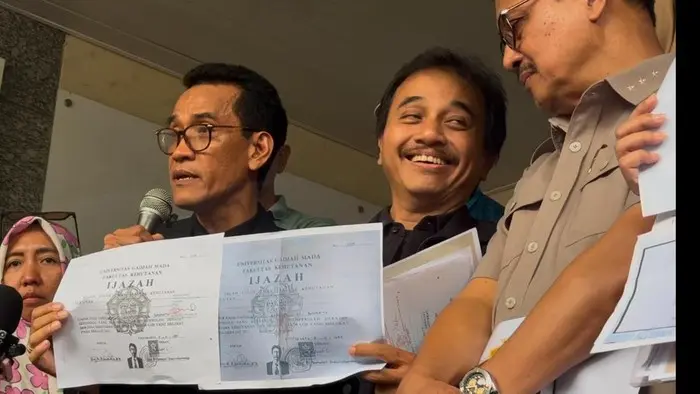 Roy Suryo Cs Memamerkan Salinan Ijazah Mantan Presiden Jokowi Di Polda Metro