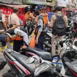 Satpol PP Bersihkan PKL Hingga Parkir Liar Trotoar Pancoran Glodok