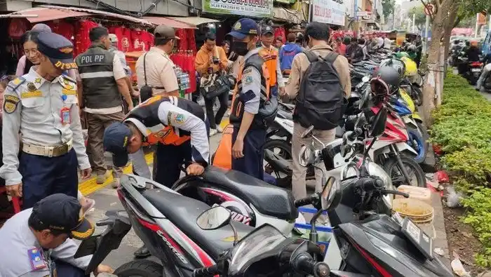 Satpol PP Bersihkan PKL Hingga Parkir Liar Trotoar Pancoran Glodok