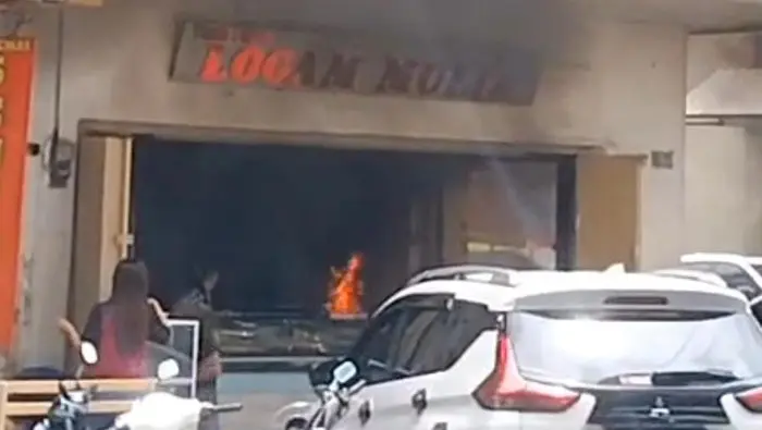 Toko Emas Terbakar Di Duga Akibat Molotov