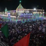 Penziarah Muslim Syiah Berkumpul Di Depan Kuil Imam Mahdi