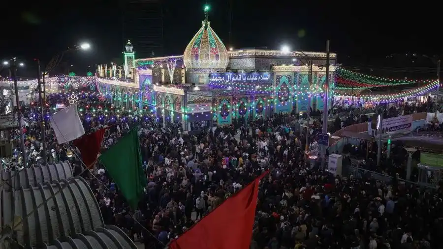 Perang Iran Meletus, Pencarian Imam Mahdi Mendadak Melonjak Penziarah Muslim Syiah Berkumpul Di Depan Kuil Imam Mahdi